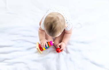 Bebek evde bir piramitle oynuyor. Seçici odaklanma. İnsanlar.