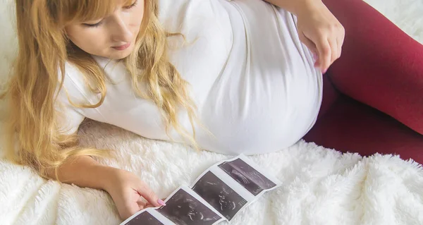Egy Terhes Kezében Van Egy Ultrahang Képe Szelektív Fókusz Emberek — Stock Fotó