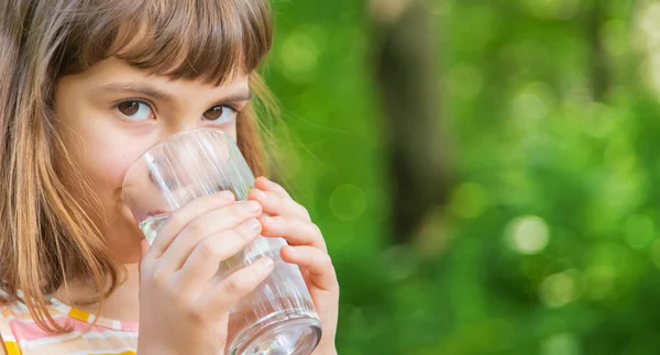 Дитина Воду Склянки Природі Вибірковий Фокус Випий — стокове фото