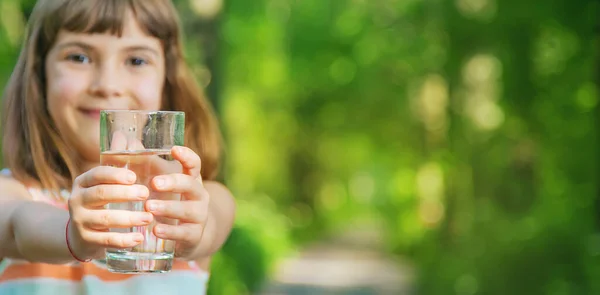 Дитина Воду Склянки Природі Вибірковий Фокус Випий — стокове фото