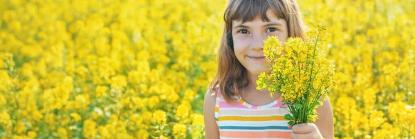 Ein Kind Auf Einem Gelben Feld Senf Blüht Selektiver Fokus — Stockfoto