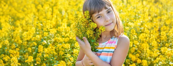 Egy Gyermek Sárga Mezőn Mustár Virágzik Szelektív Fókusz — Stock Fotó