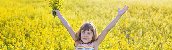 Child Yellow Field Mustard Blooms Selective Focus — Stock Photo, Image