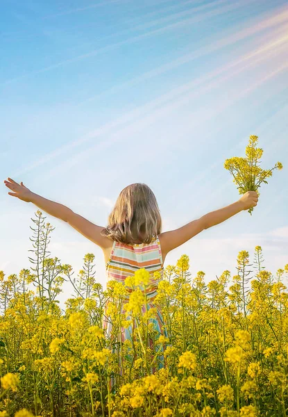 Uma Criança Campo Amarelo Flores Mostarda Foco Seletivo Natureza — Fotografia de Stock