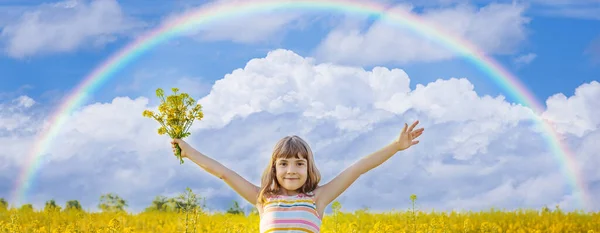 Ein Kind Einem Gelben Regenbogenfeld Selektiver Fokus — Stockfoto