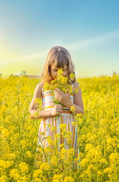 Child Yellow Field Mustard Blooms Selective Focus — Stock Photo, Image