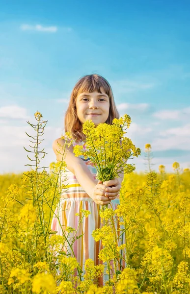 Enfant Dans Champ Jaune Moutarde Fleurit Concentration Sélective — Photo