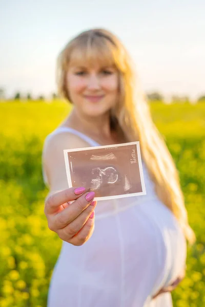 Kobieta Ciąży Mężczyzna Usg Wybiórcze Skupienie Miłość — Zdjęcie stockowe