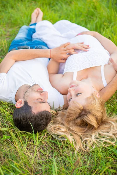 Schwangere Frau Und Mann Beim Fotoshooting Liegen Gras Selektiver Fokus — Stockfoto