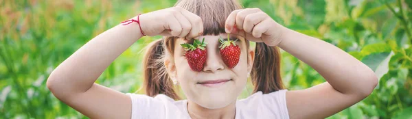 Niño Con Fresas Las Manos Enfoque Selectivo Alimentos —  Fotos de Stock