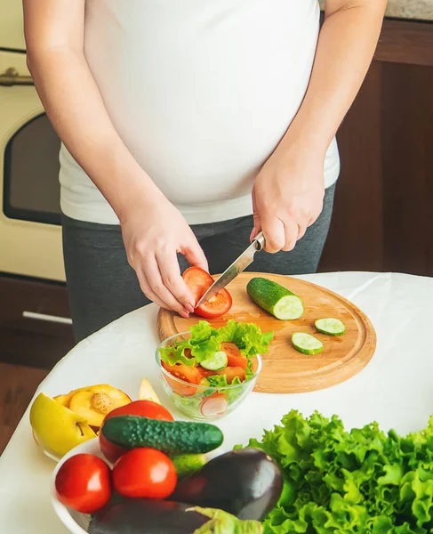 Una Mujer Embarazada Come Verduras Frutas Enfoque Selectivo Comida —  Fotos de Stock