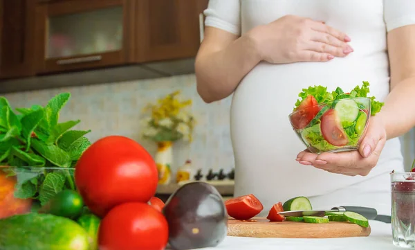 Una Mujer Embarazada Come Verduras Frutas Enfoque Selectivo Comida —  Fotos de Stock