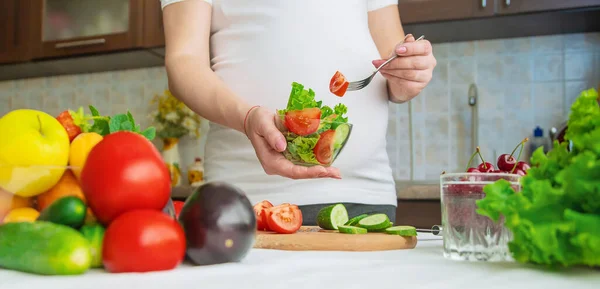 Uma Mulher Grávida Come Legumes Frutas Foco Seletivo Alimentos — Fotografia de Stock