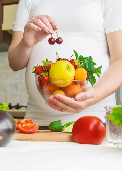 Uma Mulher Grávida Come Legumes Frutas Foco Seletivo Alimentos — Fotografia de Stock