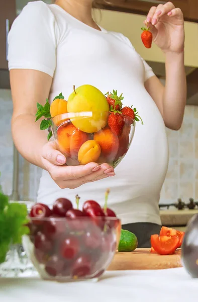 Una Mujer Embarazada Come Verduras Frutas Enfoque Selectivo Comida —  Fotos de Stock