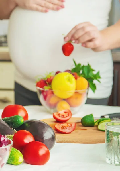 Uma Mulher Grávida Come Legumes Frutas Foco Seletivo Alimentos — Fotografia de Stock