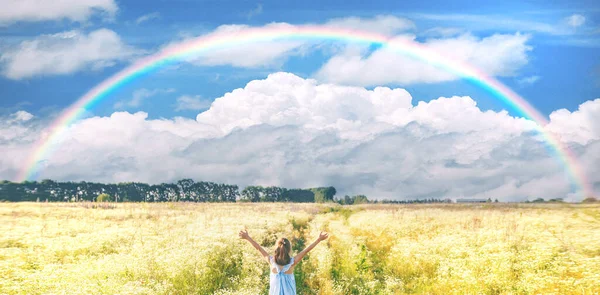 Child Girl Camomile Field Rainbow Selective Focus Nature — Stock Photo, Image