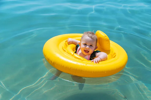 Baby Schwimmt Kreis Auf Dem Meer Selektiver Fokus Kind — Stockfoto