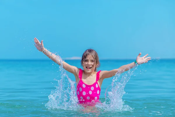Ребенок Делает Брызги Воды Море Выборочный Фокус Kid — стоковое фото