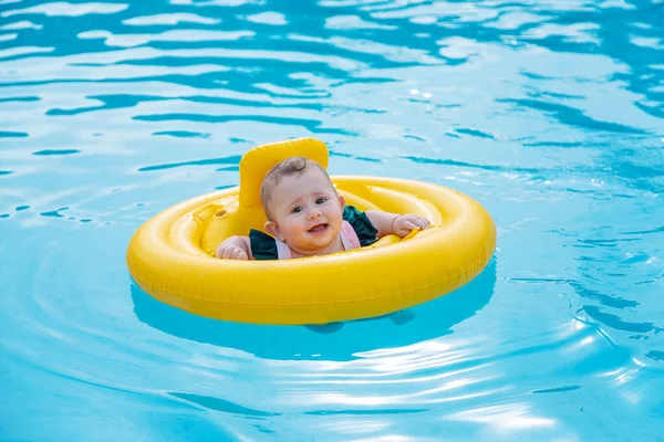 Baby Schwimmt Kreis Auf Dem Meer Selektiver Fokus Kind — Stockfoto