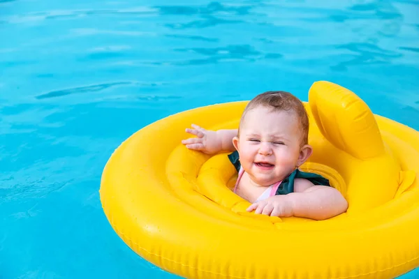 Дитина Плаває Колі Морі Вибірковий Фокус Дитячі — стокове фото