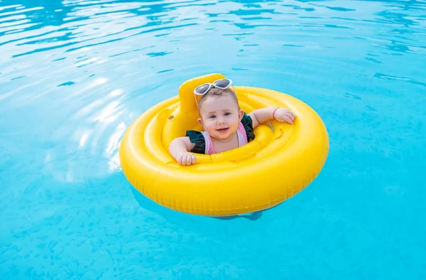 Bebé Nada Círculo Mar Enfoque Selectivo Niño —  Fotos de Stock