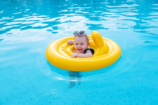 赤ちゃんは海の上のサークルで泳ぐ 選択的フォーカス — ストック写真