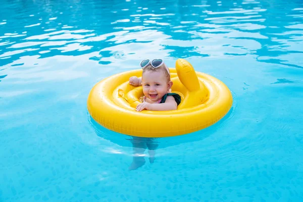 Bebé Nada Círculo Mar Enfoque Selectivo Niño —  Fotos de Stock