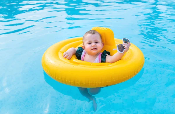 赤ちゃんは海の上のサークルで泳ぐ 選択的フォーカス — ストック写真