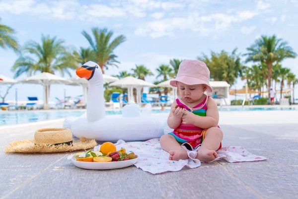 Baby Isst Obst Urlaub Selektiver Fokus Lebensmittel — Stockfoto