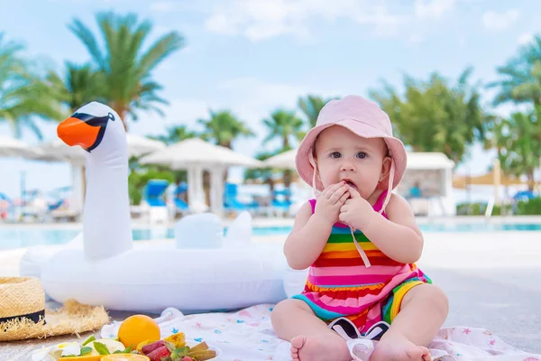 Bebé Come Fruta Vacaciones Enfoque Selectivo Comida — Foto de Stock