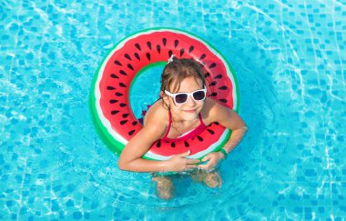 Çocuk bir çemberle havuzda yüzüyor. Seçici odaklanma. Çocuk.