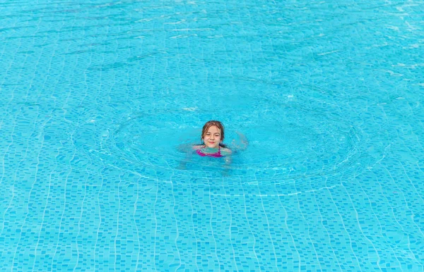 Barnet Simmar Poolen Selektivt Fokus Grabben — Stockfoto