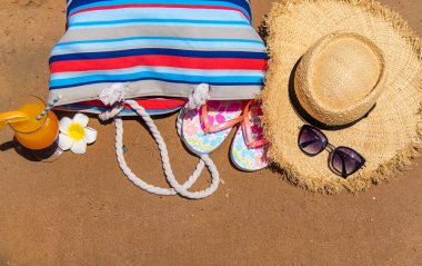 Çanta ve deniz sahilinde dinlenmek için eşyalar. Seçici odaklanma. Doğa.