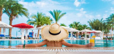 Çocuk havuz kenarında bir kokteyl içiyor. Seçici odaklanma. Çocuk.