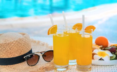 Havuz kenarında bardakta kokteyl ve meyve. Seçici odaklanma. Yiyecek..