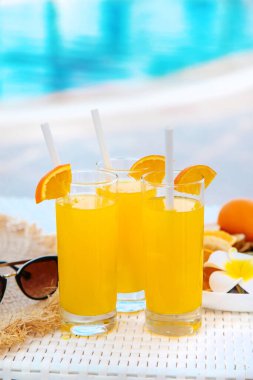 Havuz kenarında bardakta kokteyl ve meyve. Seçici odaklanma. Yiyecek..