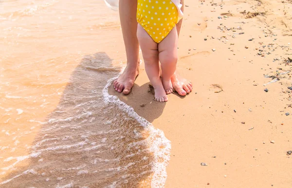 Pés Mãe Bebê Caminham Longo Praia Foco Seletivo Natureza — Fotografia de Stock