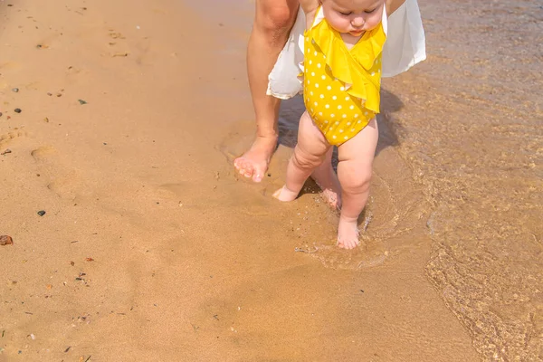 Ноги Матери Ребенка Идут Вдоль Пляжа Выборочный Фокус Природа — стоковое фото
