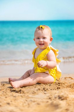 Deniz kıyısındaki sahilde bir bebek. Seçici odaklanma. Doğa.