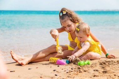 Deniz kıyısındaki sahilde bir bebek. Seçici odaklanma. Doğa.