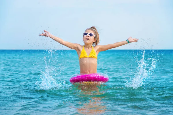 Das Kind Spritzt Wasser Ins Meer Selektiver Fokus Kind — Stockfoto