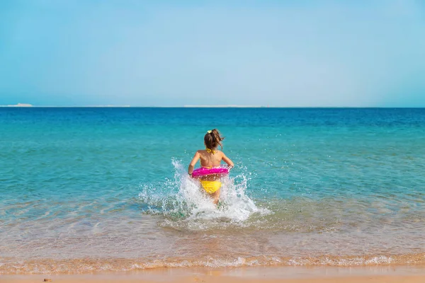 Çocuk Denizde Bir Çember Içinde Yüzüyor Seçici Odaklanma Çocuk — Stok fotoğraf