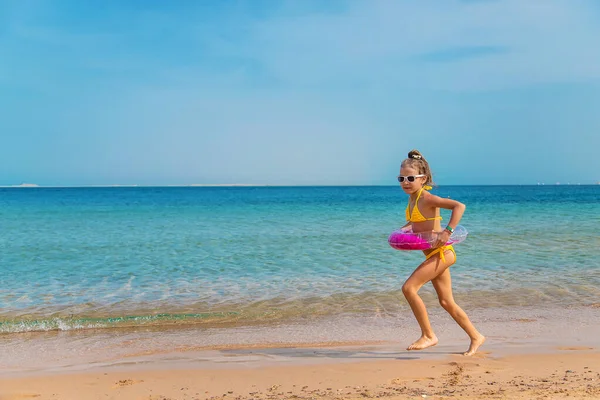 Dziewczynka Biegnie Wzdłuż Plaży Wybiórcze Skupienie Dzieciaku — Zdjęcie stockowe