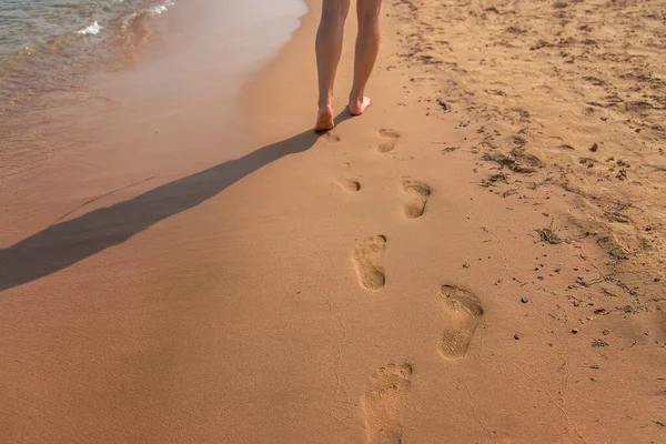 Женские Ноги Пляже Выборочный Фокус Люди — стоковое фото