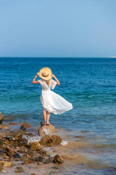 Uma Mulher Chapéu Olha Para Mar Foco Seletivo Pessoas — Fotografia de Stock