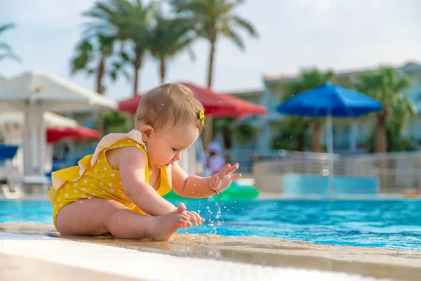 Baby Der Nähe Des Pools Ist Mit Wasser Geformt Selektiver — Stockfoto