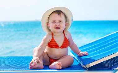 Denize yakın bir yerde bir bebek. Seçici odaklanma. Çocuk.