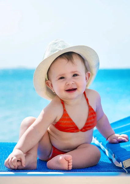 Bebé Una Tumbona Cerca Del Mar Enfoque Selectivo Niño — Foto de Stock