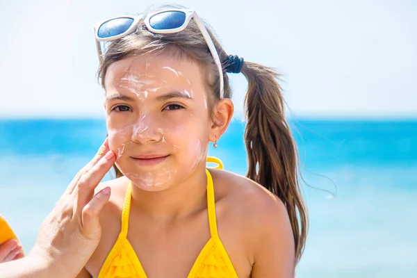 Child Smearing Sunscreen Mother Selective Focus Nature — Stock Photo, Image